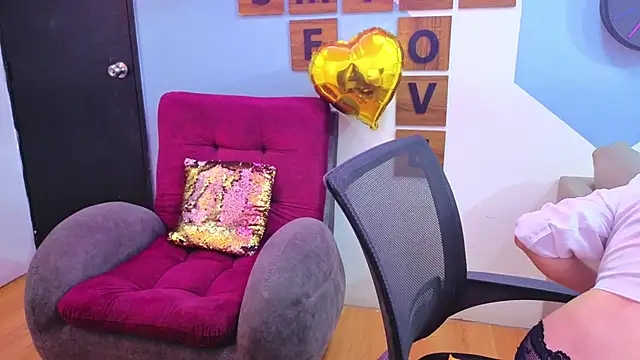 Victoria Fallon online show from 25, 11, 2025