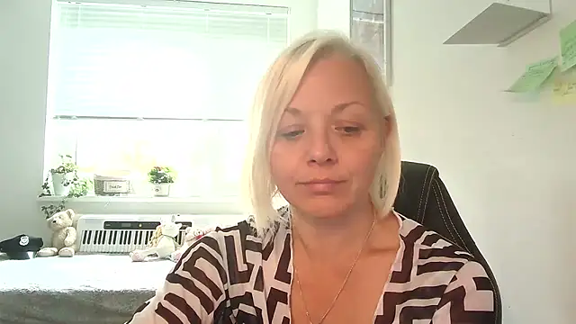 Linsy Kim online show from 8, 10, 2025