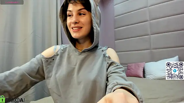 Adeline Perle online show from 12, 10, 2025