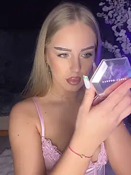 AubrieleRouj1 online show from 25, 3, 2026