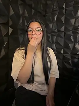 Snapshot of lil_charme chatting on 10, 11, 2025 lil charme online show from 10, 11, 2025