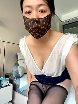 Snapshot of 300-AMAM chatting on 12, 10, 2025 300-AMAM online show from 12, 10, 2025