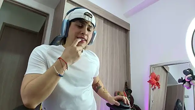 brunothompson3 online show from 12, 9, 2025