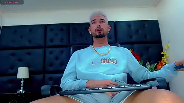 Snapshot of StivBigCock chatting on 3, 10, 2025 StivBigCock online show from 3, 10, 2025