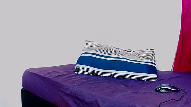 Snapshot of FreakyScarlet00 chatting on 8, 11, 2025 FreakyScarlet00 online show from 8, 11, 2025