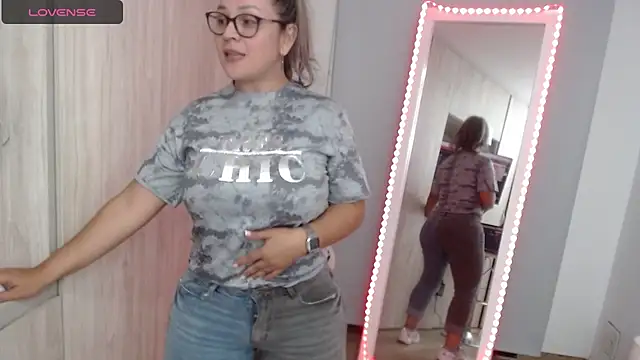 Snapshot of sophie_lopez1 chatting on 9, 12, 2024 sophie lopez1 online show from 9, 12, 2024