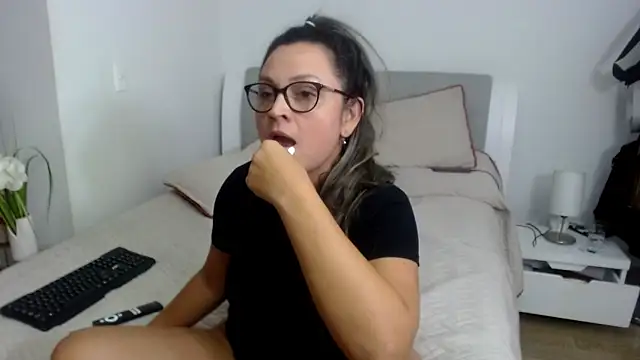 Snapshot of sophie_lopez1 chatting on 18, 12, 2025 sophie lopez1 online show from 18, 12, 2025