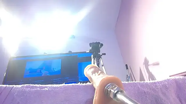 Missy Aprill online show from 17, 12, 2025