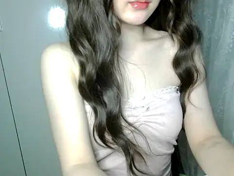 Snapshot of Annabelle-e chatting on 7, 6, 2026 Annabelle-e online show from 7, 6, 2026