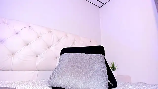 Niicolle Evanss online show from 9, 11, 2025