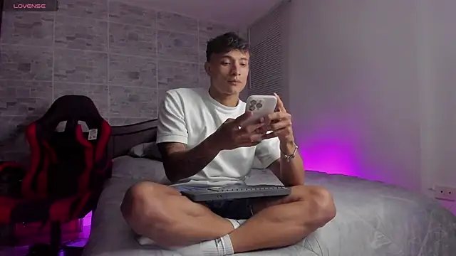 Snapshot of DavisFirb chatting on 1, 12, 2025 DavisFirb online show from 1, 12, 2025