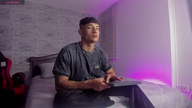 Snapshot of DavisFirb chatting on 5, 12, 2025 DavisFirb online show from 5, 12, 2025