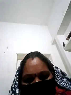 Snapshot of Pooja-guptq chatting on 8, 11, 2025 Pooja-guptq online show from 8, 11, 2025