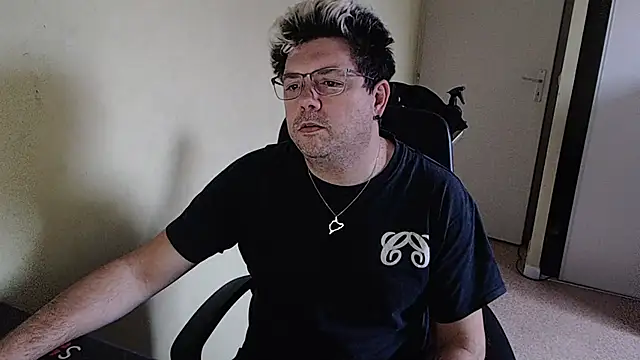 Snapshot of blueandwhite1 chatting on 2, 1, 2025 blueandwhite1 online show from 2, 1, 2025