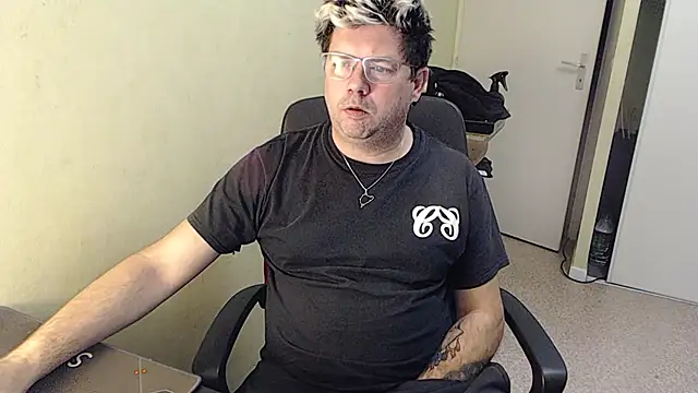 Snapshot of blueandwhite1 chatting on 2, 1, 2025 blueandwhite1 online show from 2, 1, 2025