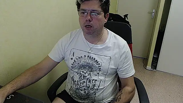 Snapshot of blueandwhite1 chatting on 8, 1, 2025 blueandwhite1 online show from 8, 1, 2025