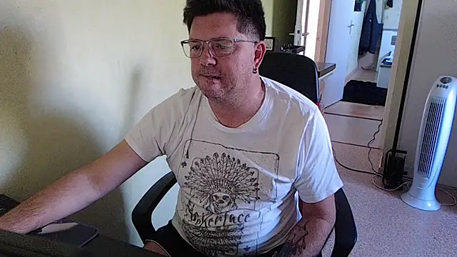 Snapshot of blueandwhite1 chatting on 18, 9, 2025 blueandwhite1 online show from 18, 9, 2025