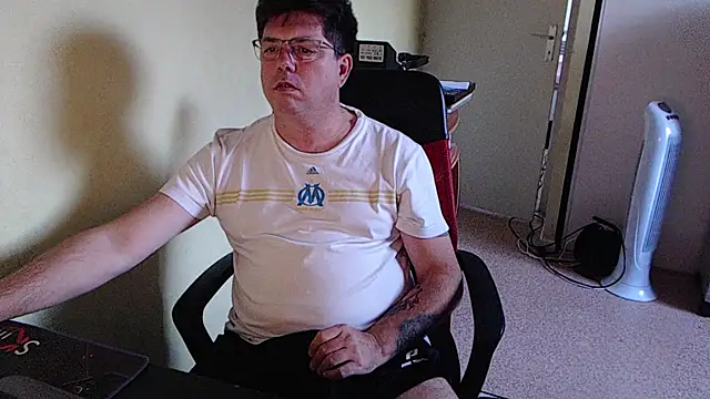 Snapshot of blueandwhite1 chatting on 13, 10, 2025 blueandwhite1 online show from 13, 10, 2025