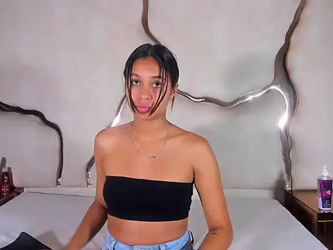 Snapshot of Amaia_Sophia chatting on 21, 12, 2025 Amaia Sophia online show from 21, 12, 2025