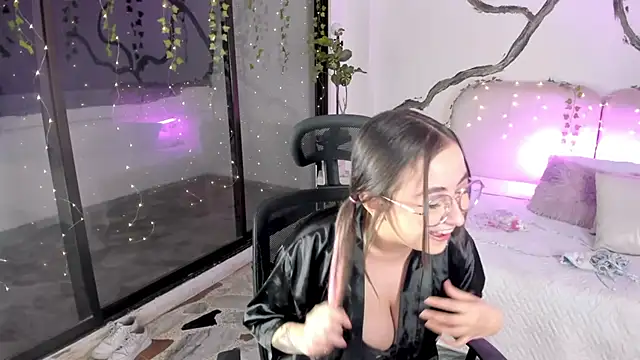 SarahCastro1  online show from 6, 11, 2025