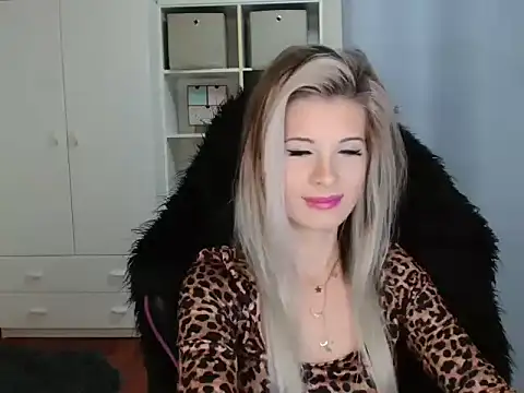 KristineGlow online show from 8, 11, 2025