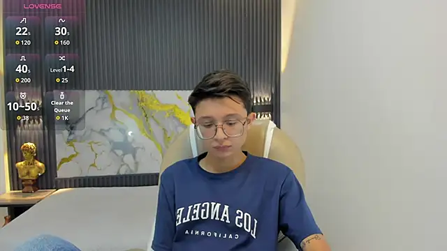 SantiagoRusso18 online show from 5, 10, 2025