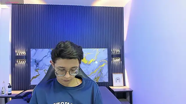 SantiagoRusso18 online show from 2, 2, 2026