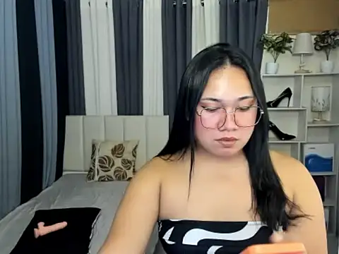 TsUncutKaren online show from 25, 2, 2026