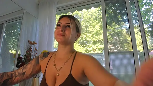 Snapshot of Ella_Vee chatting on 8, 7, 2026 Ella Vee online show from 8, 7, 2026