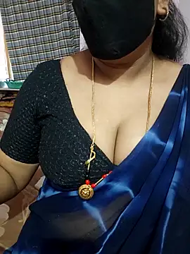 Snapshot of luci-queen chatting on 22, 4, 2026 luci-queen online show from 22, 4, 2026