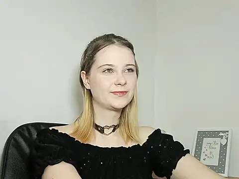 Snapshot of LydiaYoung chatting on 25, 9, 2025 LydiaYoung online show from 25, 9, 2025