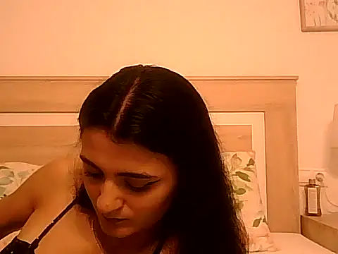 Snapshot of Ella0105 chatting on 8, 9, 2025 Ella0105 online show from 8, 9, 2025