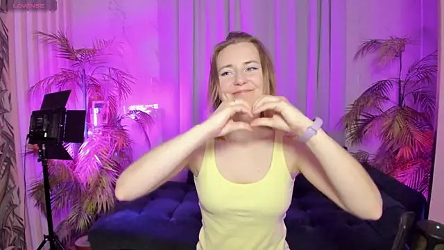 Snapshot of MeggySun chatting on 21, 10, 2025 MeggySun online show from 21, 10, 2025