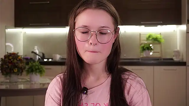 LynHillaire online show from 10, 9, 2025