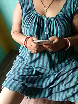 Snapshot of desi_boudi87 chatting on 20, 4, 2026 desi boudi87 online show from 20, 4, 2026