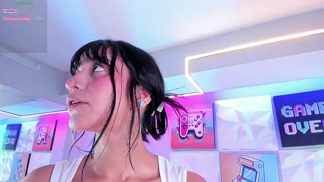 LindaWz  online show from 4, 12, 2025