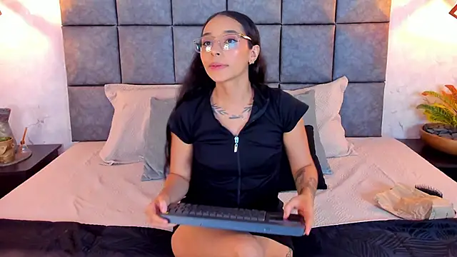 Snapshot of Roseaurora chatting on 18, 5, 2026 Roseaurora online show from 18, 5, 2026
