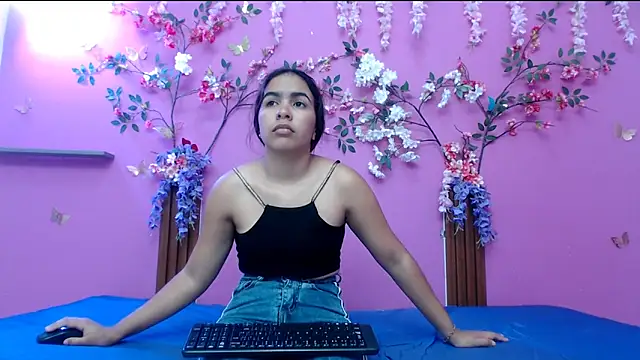 Snapshot of skinnysofia18 chatting on 29, 5, 2026 skinnysofia18 online show from 29, 5, 2026
