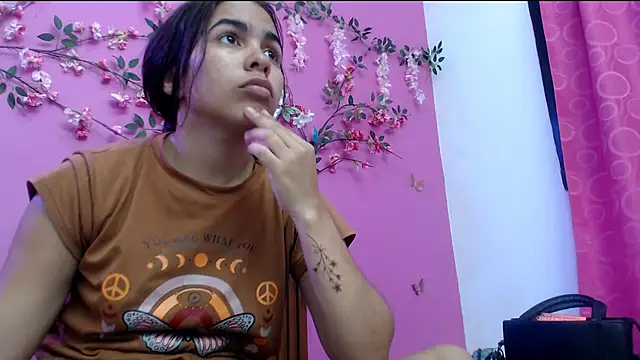 Snapshot of skinnysofia18 chatting on 5, 6, 2026 skinnysofia18 online show from 5, 6, 2026