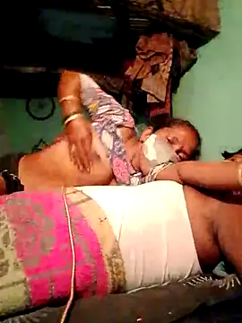 Snapshot of CUTE-004 chatting on 5, 10, 2025 CUTE-004 online show from 5, 10, 2025