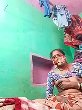 Snapshot of CUTE-004 chatting on 5, 11, 2025 CUTE-004 online show from 5, 11, 2025