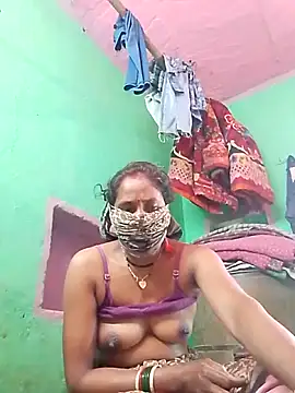 Snapshot of CUTE-004 chatting on 6, 11, 2025 CUTE-004 online show from 6, 11, 2025