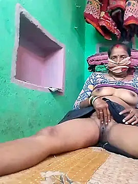 Snapshot of CUTE-004 chatting on 8, 11, 2025 CUTE-004 online show from 8, 11, 2025