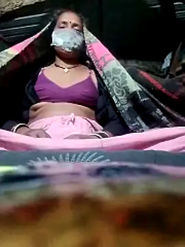 Snapshot of CUTE-004 chatting on 9, 11, 2025 CUTE-004 online show from 9, 11, 2025