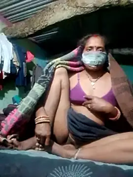 Snapshot of CUTE-004 chatting on 10, 11, 2025 CUTE-004 online show from 10, 11, 2025