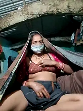 Snapshot of CUTE-004 chatting on 18, 11, 2025 CUTE-004 online show from 18, 11, 2025