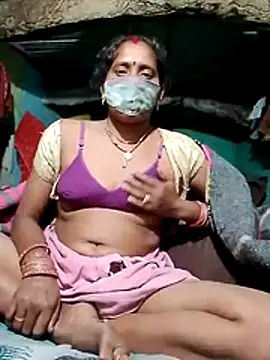 Snapshot of CUTE-004 chatting on 27, 11, 2025 CUTE-004 online show from 27, 11, 2025