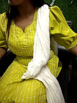 Snapshot of your_favourite_bhabhi chatting on 15, 4, 2026 your favourite bhabhi online show from 15, 4, 2026
