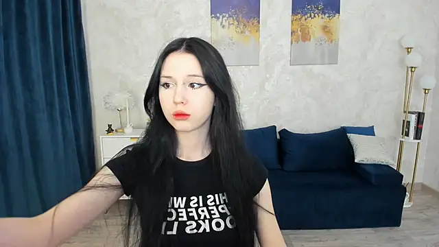 Snapshot of VioletHarme chatting on 10, 4, 2026 VioletHarme online show from 10, 4, 2026