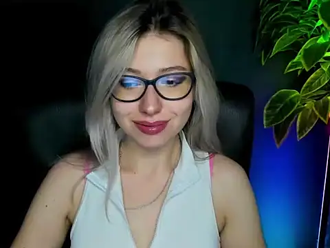 Snapshot of loveHeidi chatting on 22, 9, 2025 loveHeidi online show from 22, 9, 2025